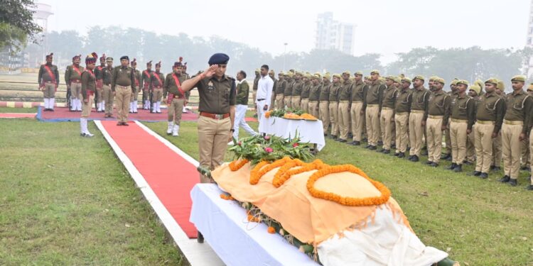 महराजगंज: ड्यूटी के दौरान मुख्य आरक्षी रामनयन मौर्य का निधन, पुलिस महकमे में शोक