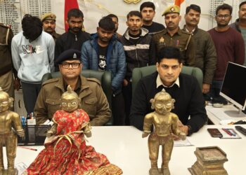 मंदिर से दो सौ साल पुरानी अति प्राचीन मूर्तियां चोरी करने वाले 04 शातिर अभियुक्त पुलिस के हत्थे चढ़े, एक फरार