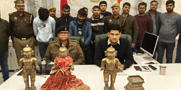 मंदिर से दो सौ साल पुरानी अति प्राचीन मूर्तियां चोरी करने वाले 04 शातिर अभियुक्त पुलिस के हत्थे चढ़े, एक फरार