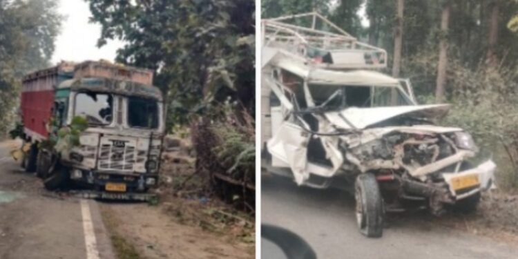 बृजमनगंज: कोमल चौराहे पर ट्रक से टकराई ब्रेड लदी पिकअप, चालक गंभीर घायल