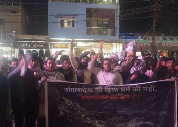 बृजमनगंज में युवाओं का आक्रोश, बांग्लादेश में हिंदुओं पर अत्याचार के विरोध में पुतला दहन