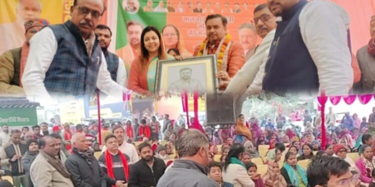 सरोजनीनगर में श्री बालाजी मंदिर प्रांगण में ‘मन की बात’ का सामूहिक श्रवण, कंबल वितरण व तहरी भोज