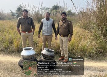 रायबरेली में अवैध शराब के अड्डों पर छापा, 50 लीटर कच्ची शराब बरामद