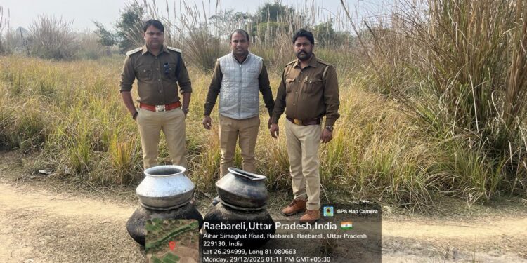 रायबरेली में अवैध शराब के अड्डों पर छापा, 50 लीटर कच्ची शराब बरामद