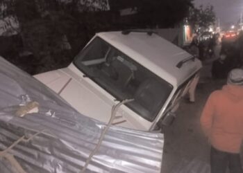 बृजमनगंज में बड़ा हादसा टला: अनियंत्रित बोलेरो टीन शेड में घुसी, चालक सुरक्षित