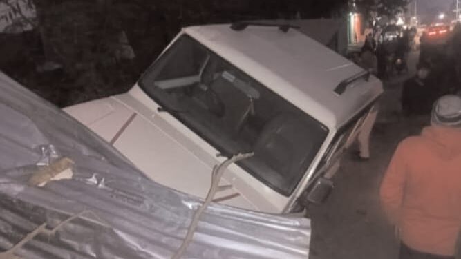 बृजमनगंज में बड़ा हादसा टला: अनियंत्रित बोलेरो टीन शेड में घुसी, चालक सुरक्षित