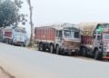 एफसीआई गोदाम पर ट्रकों का जमावड़ा, फरेंदा–बृजमनगंज मार्ग पर रोजाना जाम