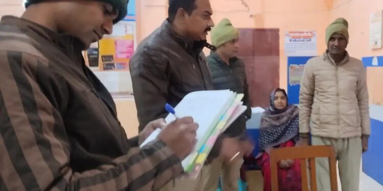 बृजमनगंज में बैंक सुरक्षा को लेकर सख्ती, थानाध्यक्ष ने चार बैंकों का किया औचक निरीक्षण