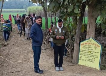 महुआरी ग्राम पंचायत में विकास कार्यों पर बीडीओ की नजर, सड़क व आंगनवाड़ी निर्माण का किया निरीक्षण