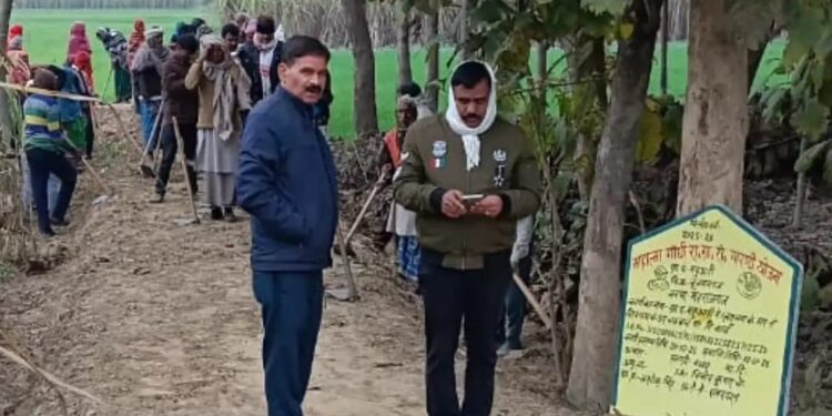 महुआरी ग्राम पंचायत में विकास कार्यों पर बीडीओ की नजर, सड़क व आंगनवाड़ी निर्माण का किया निरीक्षण