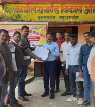 बृजमनगंज ब्लॉक में ग्राम सचिवों का धरना: ऑनलाइन उपस्थिति और अतिरिक्त कार्य के विरोध में प्रदर्शन