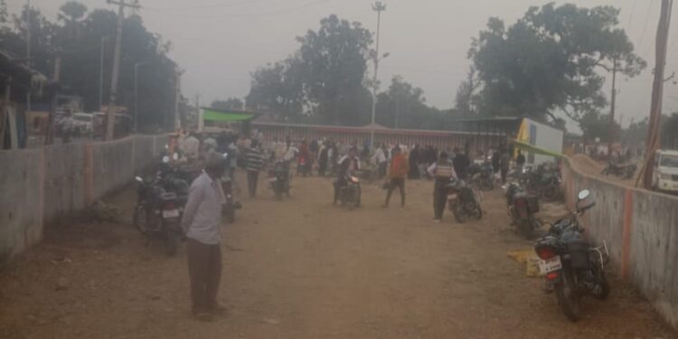 बृजमनगंज वेंडिंग जोन में ग्राहकों की कमी, सब्जी व्यापारियों का धंधा चौपट