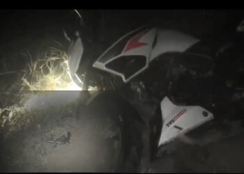 खीरों में पुलिस मुठभेड़: छिनैती के आरोपी दो बदमाशों के पैर में लगी गोली, अपाचे बाइक व असलहा बरामद