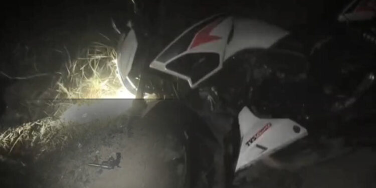 खीरों में पुलिस मुठभेड़: छिनैती के आरोपी दो बदमाशों के पैर में लगी गोली, अपाचे बाइक व असलहा बरामद