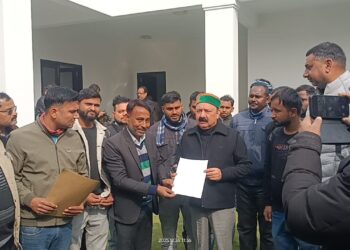 रायबरेली: गड्ढों में तब्दील सड़क पर भड़के ग्रामीण, सांसद के.एल. शर्मा को सौंपा ज्ञापन