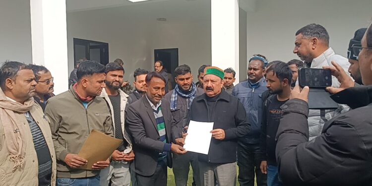 रायबरेली: गड्ढों में तब्दील सड़क पर भड़के ग्रामीण, सांसद के.एल. शर्मा को सौंपा ज्ञापन