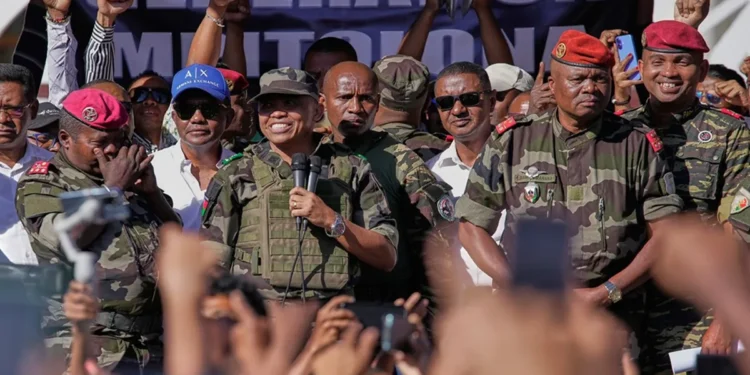 बेनिन में सैन्य तख्तापलट: राष्ट्रपति टैलोन हटे, सेना ने सत्ता पर किया कब्ज़ा