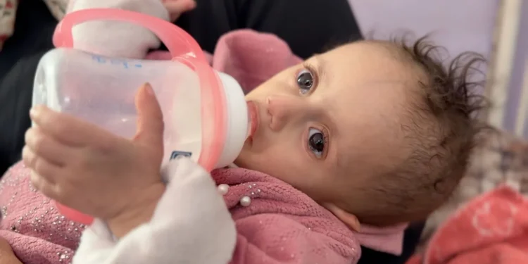 जॉर्डन में इलाज से लौटने के बाद बेबी सिवार गाजा के अस्पताल में वापस आ गई