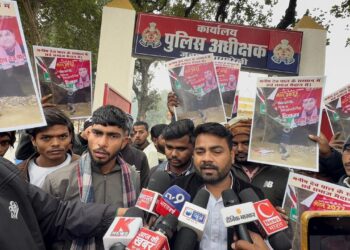 रायबरेली में सपा नेता की होल्डिंग फाड़े जाने पर बवाल, अहिल्या आर्मी ने एसपी को सौंपा ज्ञापन