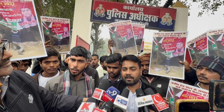 रायबरेली में सपा नेता की होल्डिंग फाड़े जाने पर बवाल, अहिल्या आर्मी ने एसपी को सौंपा ज्ञापन