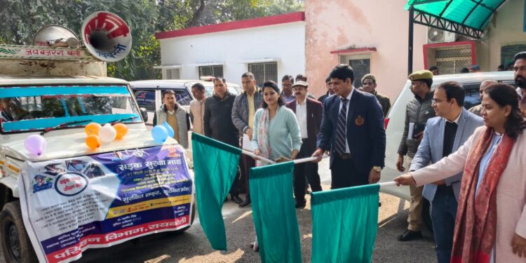 रायबरेली में सड़क सुरक्षा माह की शुरुआत: डीएम-एसपी ने दिलाई शपथ, राहवीर योजना में 7 लोग सम्मानित