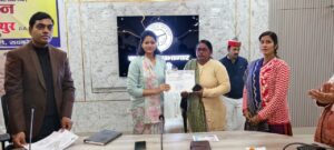 रायबरेली में सड़क सुरक्षा माह की शुरुआत: डीएम-एसपी ने दिलाई शपथ, राहवीर योजना में 7 लोग सम्मानित