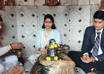 रायबरेली: डीएम-एसपी ने हनुमान मंदिर में की पूजा-अर्चना, वंदन योजना के 50 लाख के कार्यों का निरीक्षण