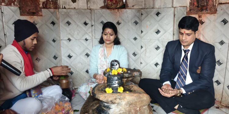 रायबरेली: डीएम-एसपी ने हनुमान मंदिर में की पूजा-अर्चना, वंदन योजना के 50 लाख के कार्यों का निरीक्षण