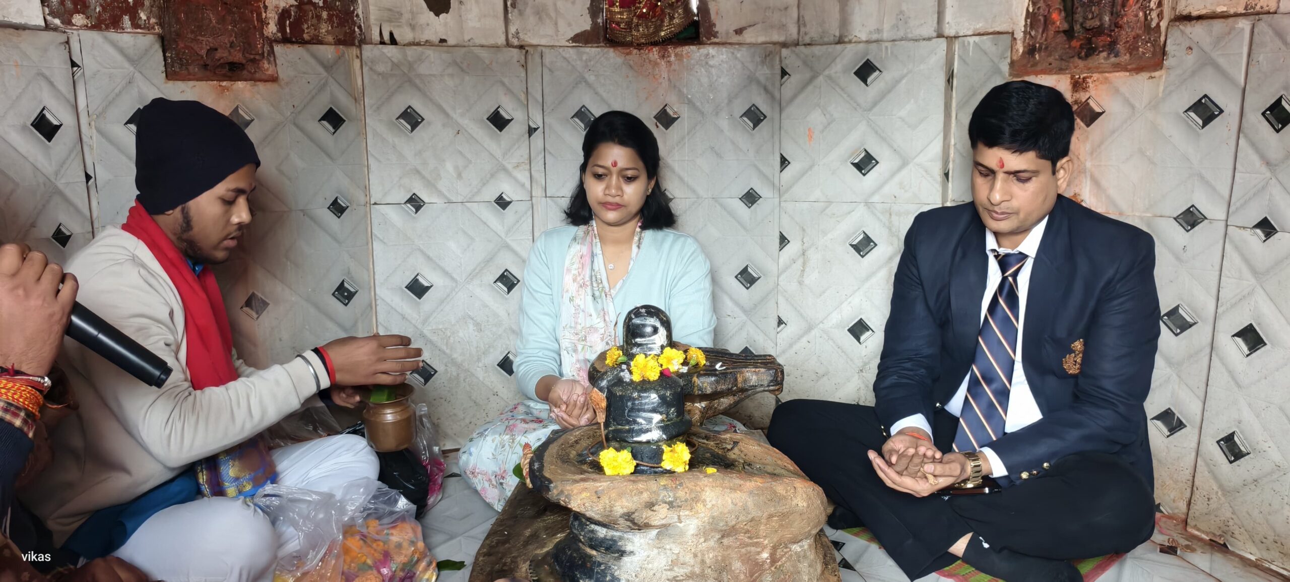 रायबरेली: डीएम-एसपी ने हनुमान मंदिर में की पूजा-अर्चना, वंदन योजना के 50 लाख के कार्यों का निरीक्षण