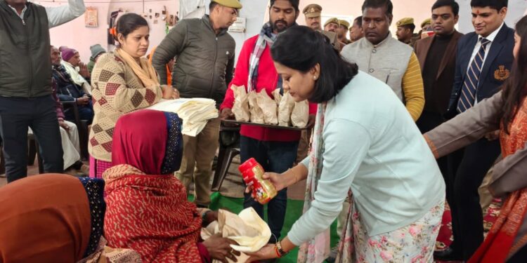 रायबरेली में नववर्ष की मानवीय पहल: डीएम-एसपी ने वृद्धाश्रम पहुंचकर बुजुर्गों को दी शुभकामनाएं