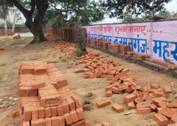 बृजमनगंज में निर्माण पर बवाल: बाउंड्री वॉल में घटिया ईंटों का आरोप, नगर पंचायत ने रुकवाया काम