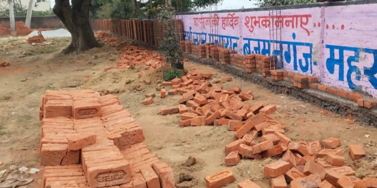 बृजमनगंज में निर्माण पर बवाल: बाउंड्री वॉल में घटिया ईंटों का आरोप, नगर पंचायत ने रुकवाया काम