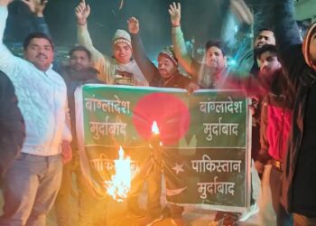 बृजमनगंज में बजरंग दल का प्रदर्शन, बांग्लादेश में हिंदुओं पर कथित अत्याचारों के विरोध में पुतला दहन