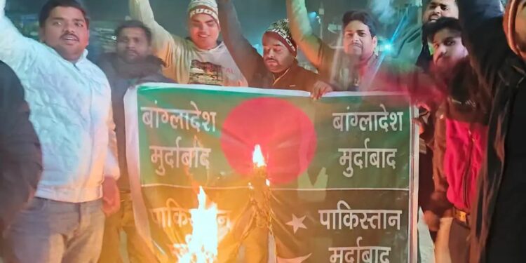 बृजमनगंज में बजरंग दल का प्रदर्शन, बांग्लादेश में हिंदुओं पर कथित अत्याचारों के विरोध में पुतला दहन