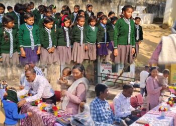 छत्तीसगढ़: कड़ाके की ठंड में भावे जैन बने 90 स्कूली बच्चों के मसीहा, बांटे स्वेटर व खाद्य सामग्री