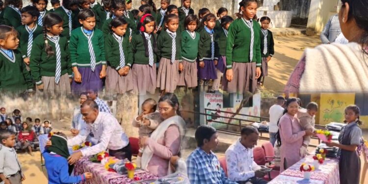 छत्तीसगढ़: कड़ाके की ठंड में भावे जैन बने 90 स्कूली बच्चों के मसीहा, बांटे स्वेटर व खाद्य सामग्री