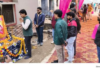 मां की पुण्यतिथि पर भावुक पहल: बृजमनगंज में सभासद जयप्रकाश गौड़ ने गरीबों में बांटे कंबल