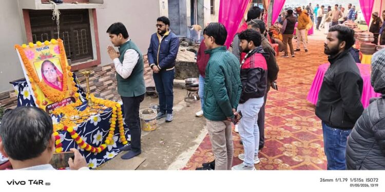 मां की पुण्यतिथि पर भावुक पहल: बृजमनगंज में सभासद जयप्रकाश गौड़ ने गरीबों में बांटे कंबल