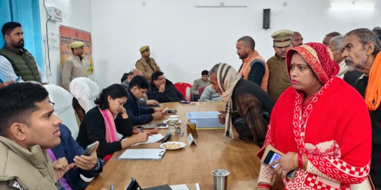 डीएम-एसपी ने तहसील लालगंज में सम्पूर्ण समाधान दिवस में फरियादियों की सुनी समस्याएं