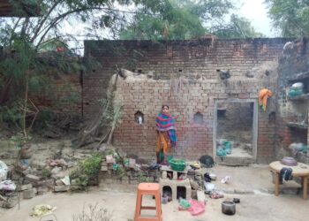 बिना छत के मां बेटे जीवन यापन करने को मजबूर, जिम्मेदार मौन क्यों!