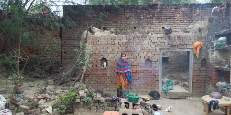 बिना छत के मां बेटे जीवन यापन करने को मजबूर, जिम्मेदार मौन क्यों!