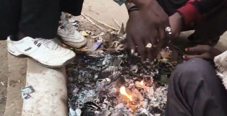 बृजमनगंज में अलाव या मज़ाक? गीली लकड़ियों से ठंड में ठिठुरती जनता