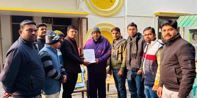 अंतर्जनपदीय स्थानांतरण से वंचित बेसिक शिक्षकों ने विधायक को सौंपा ज्ञापन