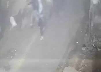 रात में कार पर पथराव: बृजमनगंज में 6 युवकों की दबंगई CCTV में रिकॉर्ड