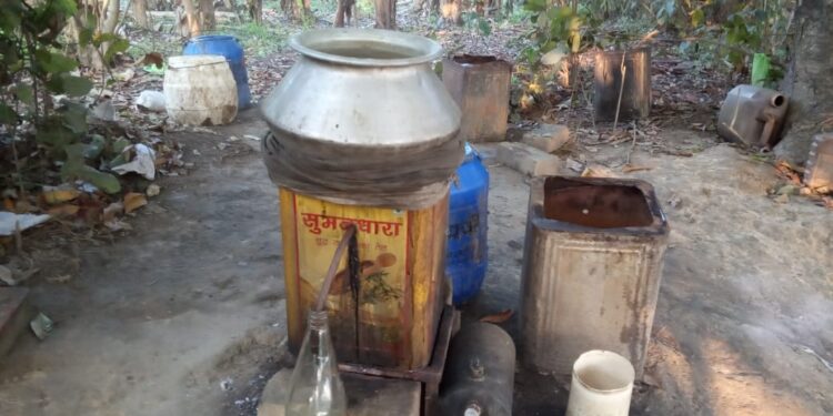 कच्ची शराब बना कुटीर उद्योग: बृजमनगंज में हर गांव में भट्टी, हर गली में नशा