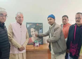 फरेंदा में सेवा भाव के साथ मना प्रियंका गांधी का जन्मदिन, मरीजों में बांटे फल