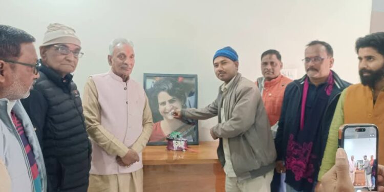 फरेंदा में सेवा भाव के साथ मना प्रियंका गांधी का जन्मदिन, मरीजों में बांटे फल