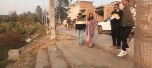 बौलिया पोखरे का निरीक्षण करती अधिशासी अधिकारी सुरभि मिश्रा