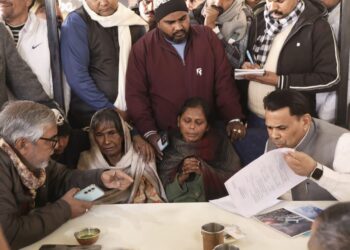 सरधना हत्याकांड: मंत्री नरेन्द्र कश्यप ने पीड़ित परिवार से की मुलाकात