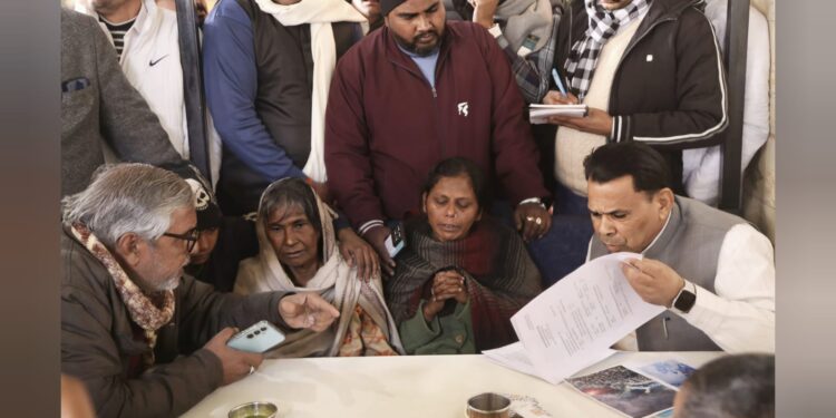 सरधना हत्याकांड: मंत्री नरेन्द्र कश्यप ने पीड़ित परिवार से की मुलाकात
